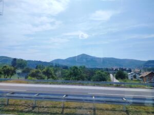 Zadniji pogled na piramido Sonca, posnet iz avtobusa