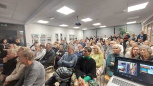 V nabito polni dvorani. Številni slušatelji so stali.